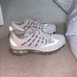 White nike air max’s